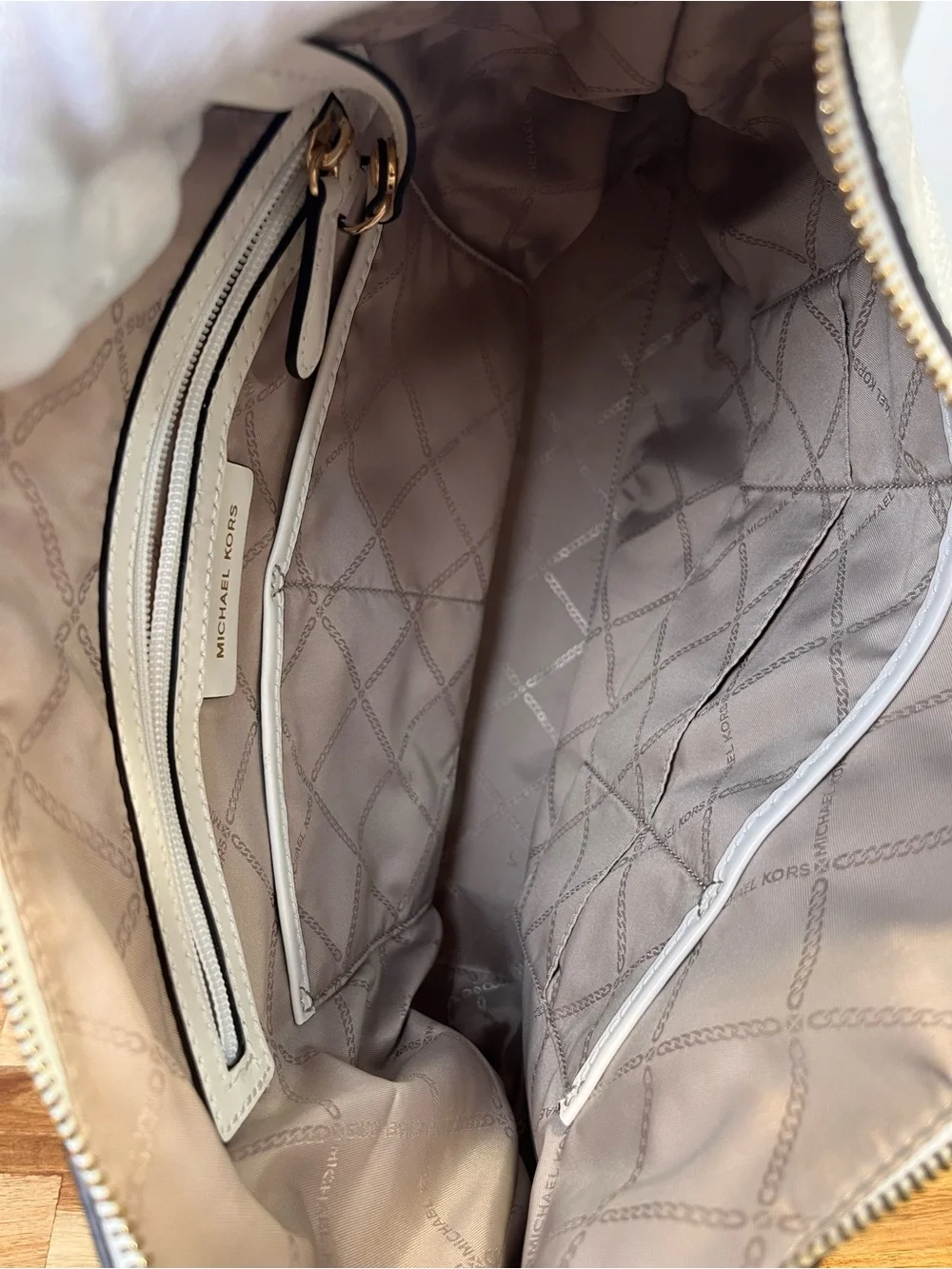 Michael Kors White Pebbled Leather Hobo Shoulder Bag Gold Logo Charm